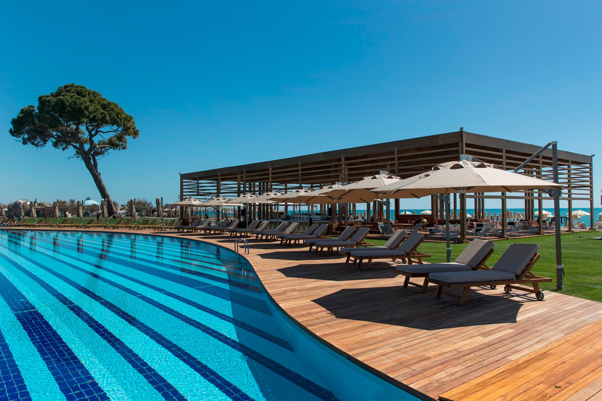 Rixos Premium Belek — Открытый бассейн и зона отдыха